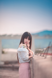 蓝天下的泳池边有我在发呆-二次元COS分享次元吧