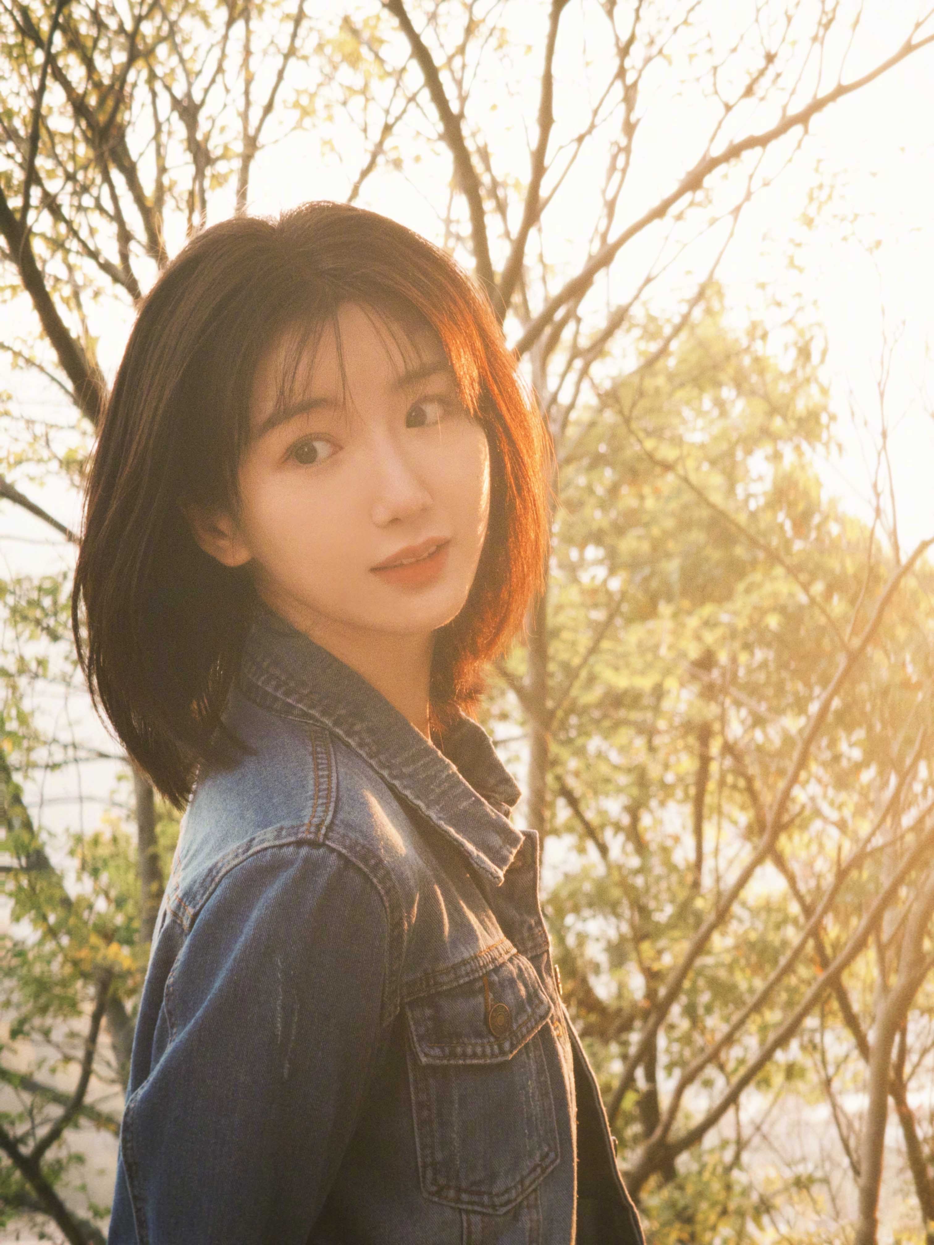 图片[1]-二次元COS分享[明星写真]夕阳下的毛晓彤-二次元COS分享次元吧