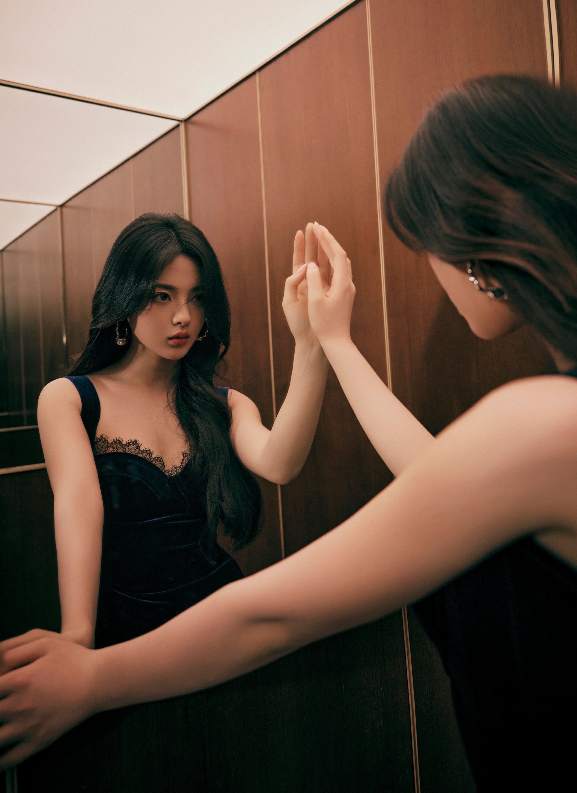 图片[3]-二次元COS分享[明星写真]杨超越身着蓝色蕾丝抹胸裙，优雅迷人。-二次元COS分享次元吧