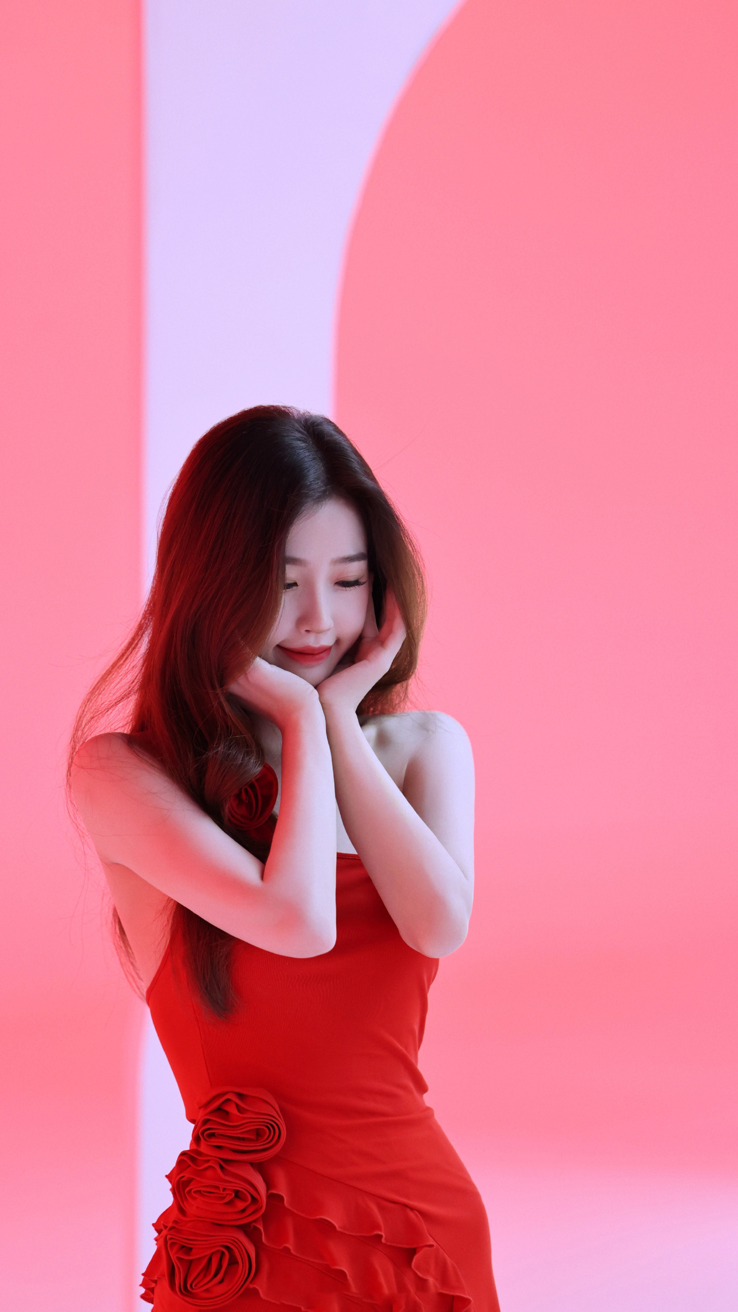 图片[1]-二次元COS分享[明星写真]虞书欣优雅亮相，身着一款迷人的红色单肩吊带裙。-二次元COS分享次元吧