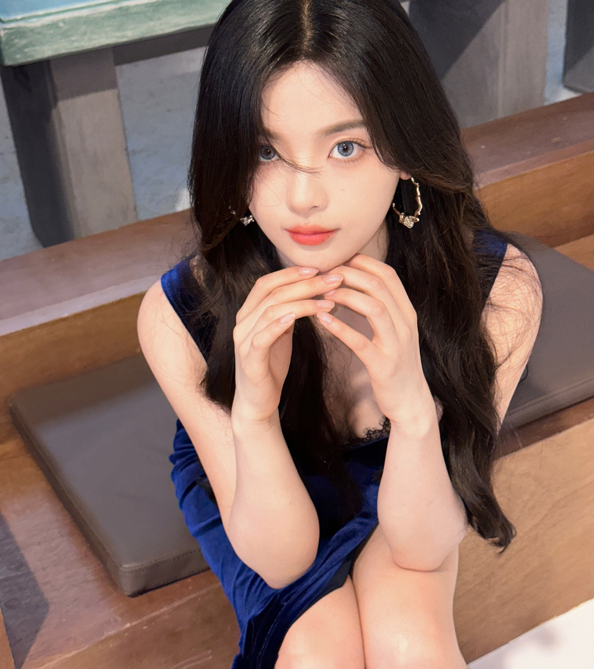 图片[8]-二次元COS分享[明星写真]杨超越身着蓝色蕾丝抹胸裙，优雅迷人。-二次元COS分享次元吧