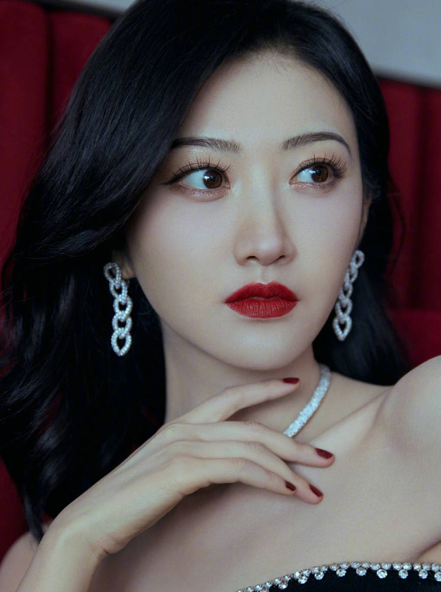 图片[3]-二次元COS分享[明星写真]景甜身着黑色抹胸长裙，其精致的锁骨格外引人注目，她的手臂白皙纤细，而眼神则深邃迷人。-二次元COS分享次元吧