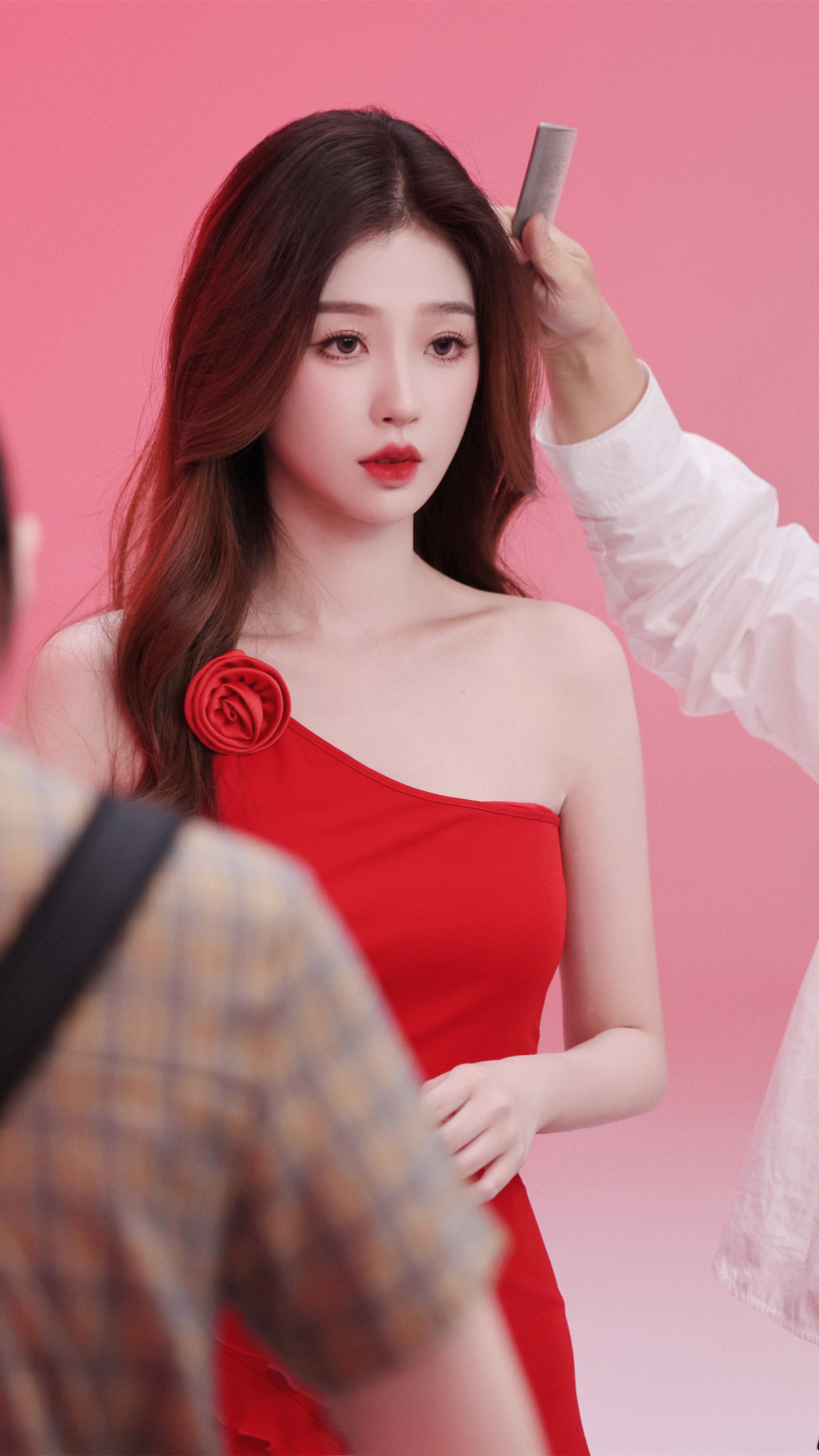 图片[5]-二次元COS分享[明星写真]虞书欣优雅亮相，身着一款迷人的红色单肩吊带裙。-二次元COS分享次元吧