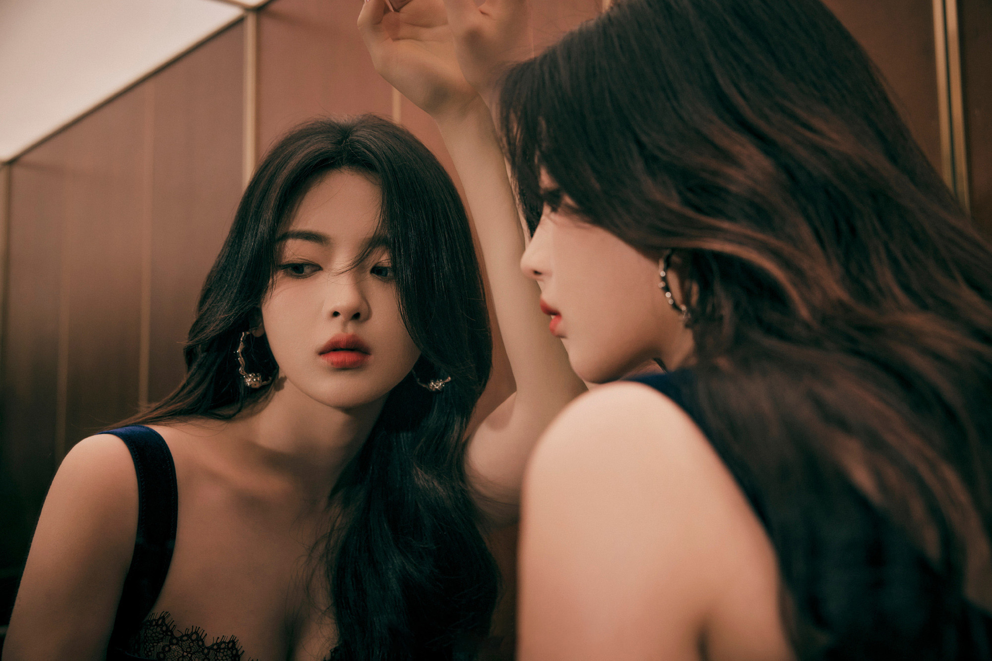 [明星写真]杨超越身着蓝色蕾丝抹胸裙，优雅迷人。-二次元COS分享次元吧