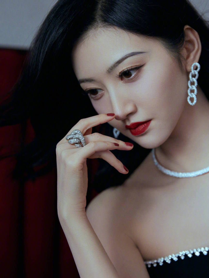 图片[4]-二次元COS分享[明星写真]景甜身着黑色抹胸长裙，其精致的锁骨格外引人注目，她的手臂白皙纤细，而眼神则深邃迷人。-二次元COS分享次元吧