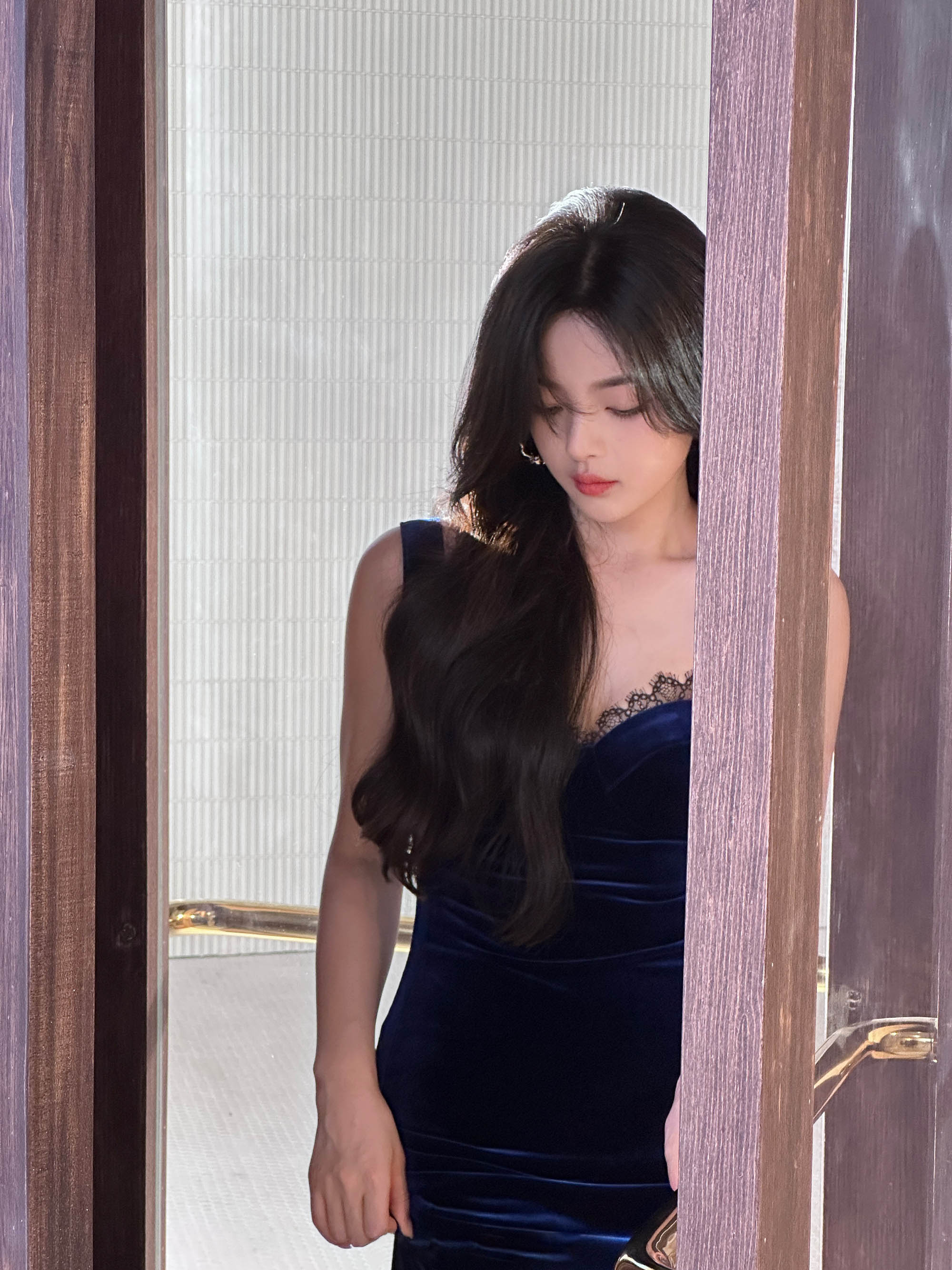 图片[4]-二次元COS分享[明星写真]杨超越身着蓝色蕾丝抹胸裙，优雅迷人。-二次元COS分享次元吧