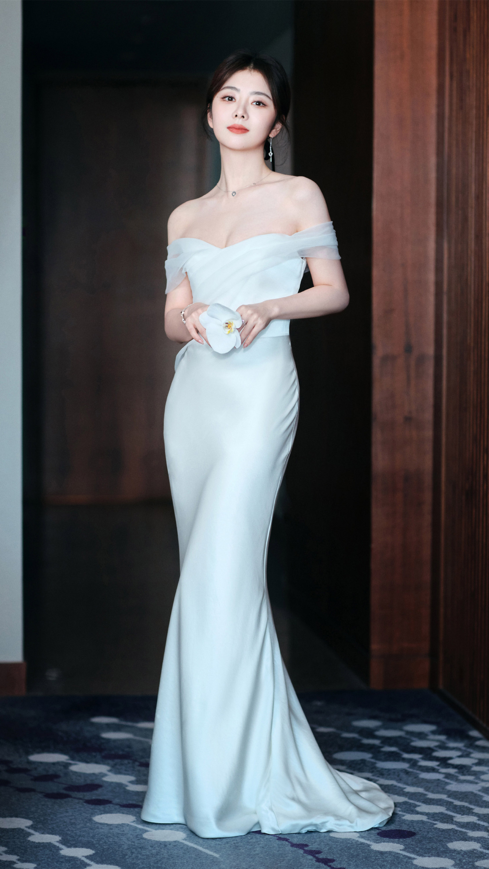 图片[1]-二次元COS分享[明星写真]谭松韵 白色抹胸裙-二次元COS分享次元吧