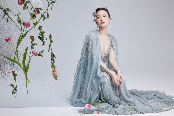 图片[1]-二次元COS分享[明星写真]倪妮身着一袭雅致天青色深V长裙，尽显非凡韵味，面容雕琢得精致无比，即便面对近距离镜头也毫无惧色，展现出超凡脱俗的气质，令人赞叹不已。-二次元COS分享次元吧