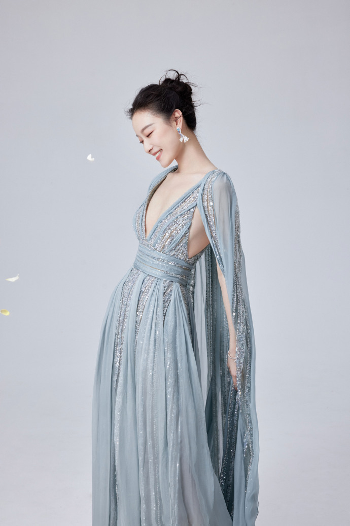 图片[6]-二次元COS分享[明星写真]倪妮身着一袭雅致天青色深V长裙，尽显非凡韵味，面容雕琢得精致无比，即便面对近距离镜头也毫无惧色，展现出超凡脱俗的气质，令人赞叹不已。-二次元COS分享次元吧