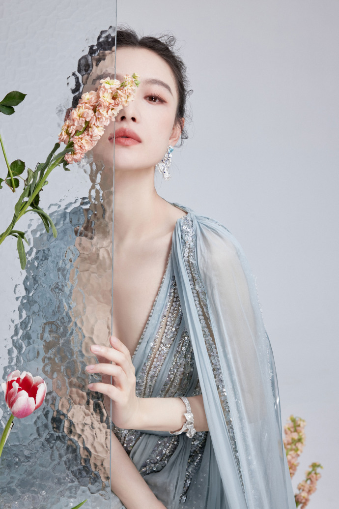 图片[5]-二次元COS分享[明星写真]倪妮身着一袭雅致天青色深V长裙，尽显非凡韵味，面容雕琢得精致无比，即便面对近距离镜头也毫无惧色，展现出超凡脱俗的气质，令人赞叹不已。-二次元COS分享次元吧