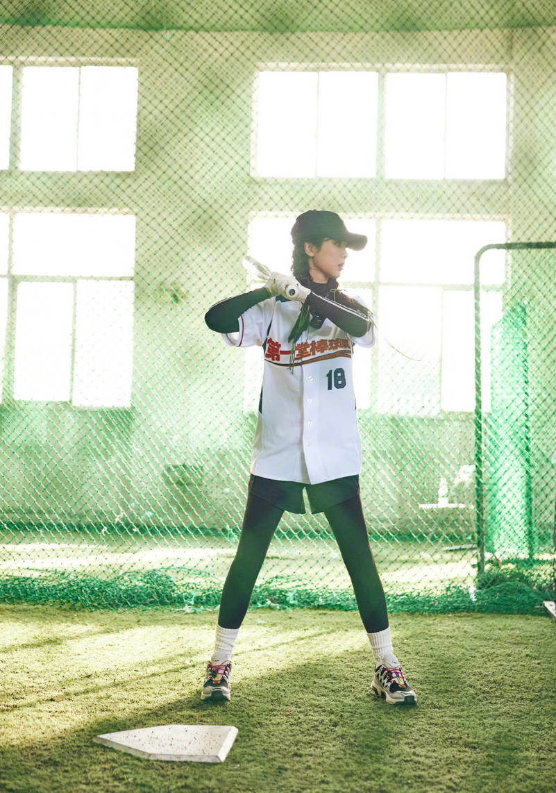 图片[4]-二次元COS分享[明星写真]杨紫身着棒球服，尽显青春活力，搭配双麻花辫，少女感爆棚，洋溢着满满的清新气息。-二次元COS分享次元吧