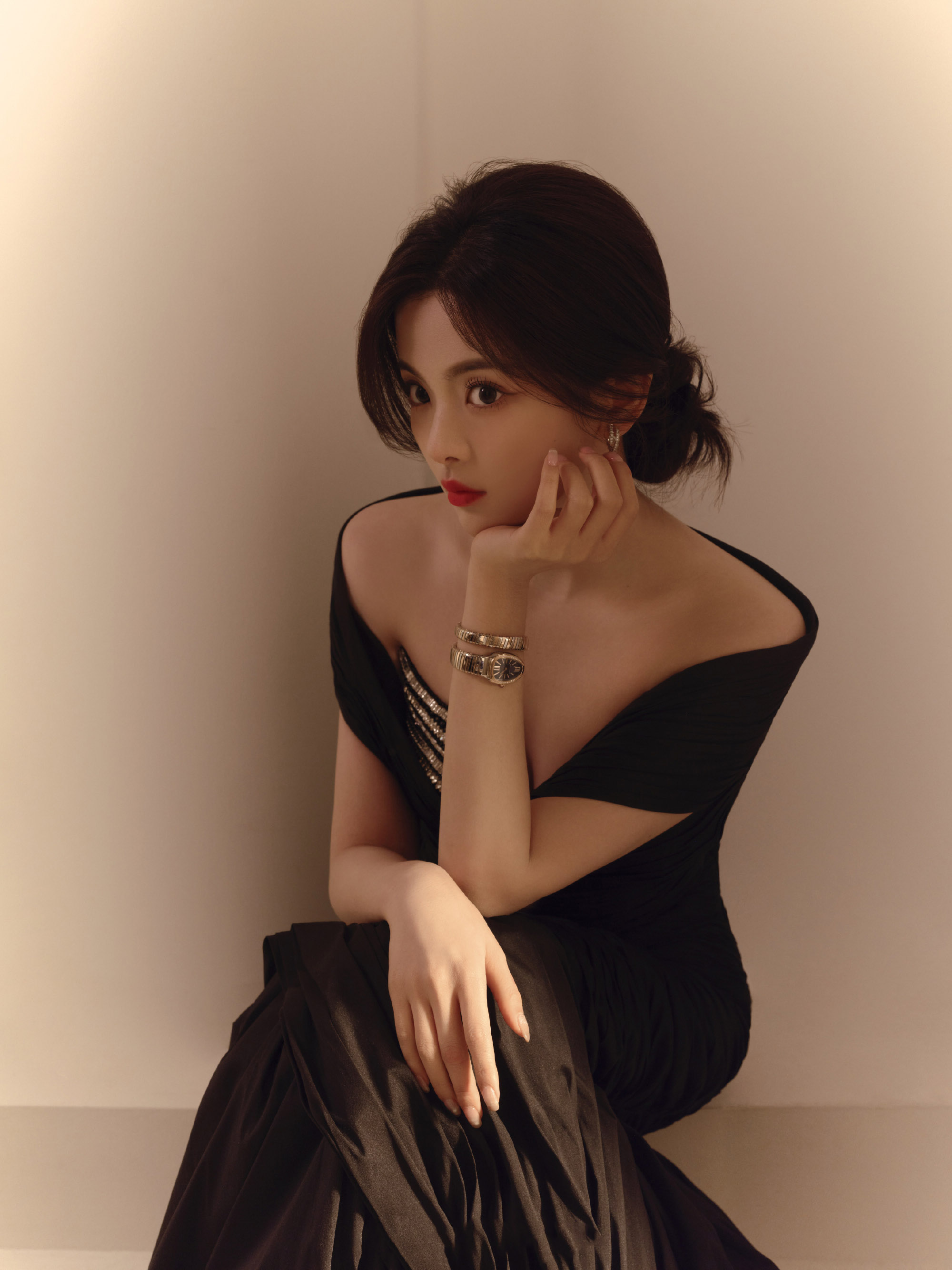 图片[3]-二次元COS分享[明星写真]杨超越身着优雅黑色鱼尾礼裙，尽显曼妙身姿与高贵气质。-二次元COS分享次元吧