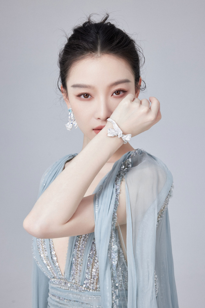 图片[9]-二次元COS分享[明星写真]倪妮身着一袭雅致天青色深V长裙，尽显非凡韵味，面容雕琢得精致无比，即便面对近距离镜头也毫无惧色，展现出超凡脱俗的气质，令人赞叹不已。-二次元COS分享次元吧
