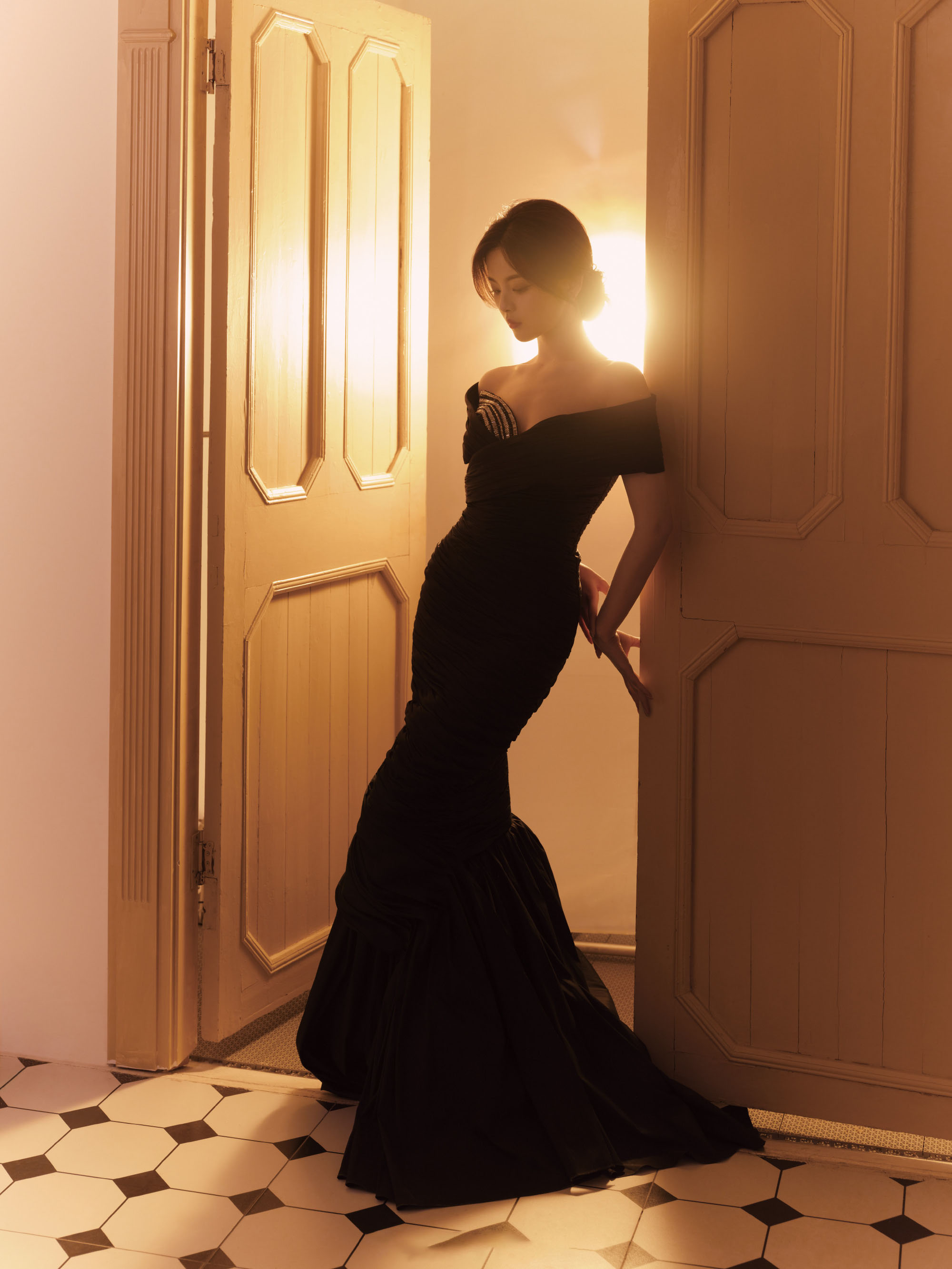 图片[5]-二次元COS分享[明星写真]杨超越身着优雅黑色鱼尾礼裙，尽显曼妙身姿与高贵气质。-二次元COS分享次元吧