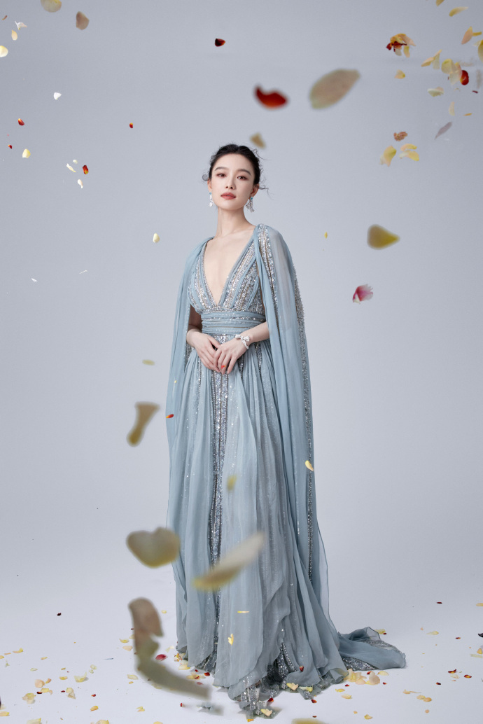 图片[7]-二次元COS分享[明星写真]倪妮身着一袭雅致天青色深V长裙，尽显非凡韵味，面容雕琢得精致无比，即便面对近距离镜头也毫无惧色，展现出超凡脱俗的气质，令人赞叹不已。-二次元COS分享次元吧