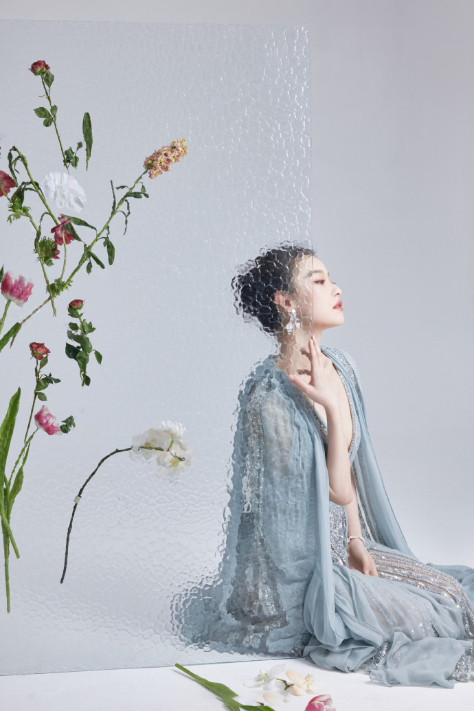 图片[3]-二次元COS分享[明星写真]倪妮身着一袭雅致天青色深V长裙，尽显非凡韵味，面容雕琢得精致无比，即便面对近距离镜头也毫无惧色，展现出超凡脱俗的气质，令人赞叹不已。-二次元COS分享次元吧