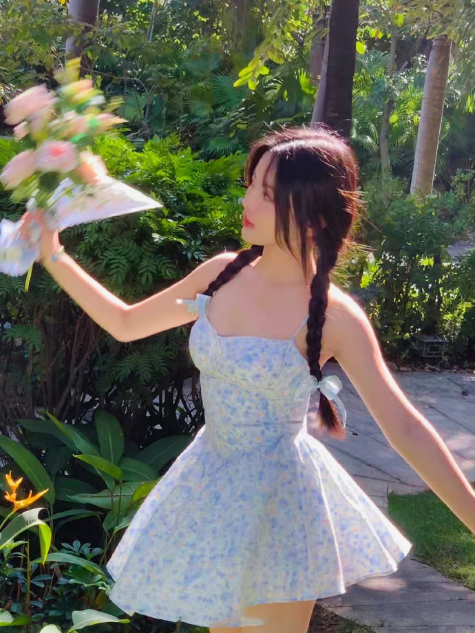 图片[7]-二次元COS分享[明星写真]杨超越身着碎花短裙，搭配俏皮双马尾，尽显青春活力，手捧绚烂花束于阳光下，更显耀眼迷人。-二次元COS分享次元吧