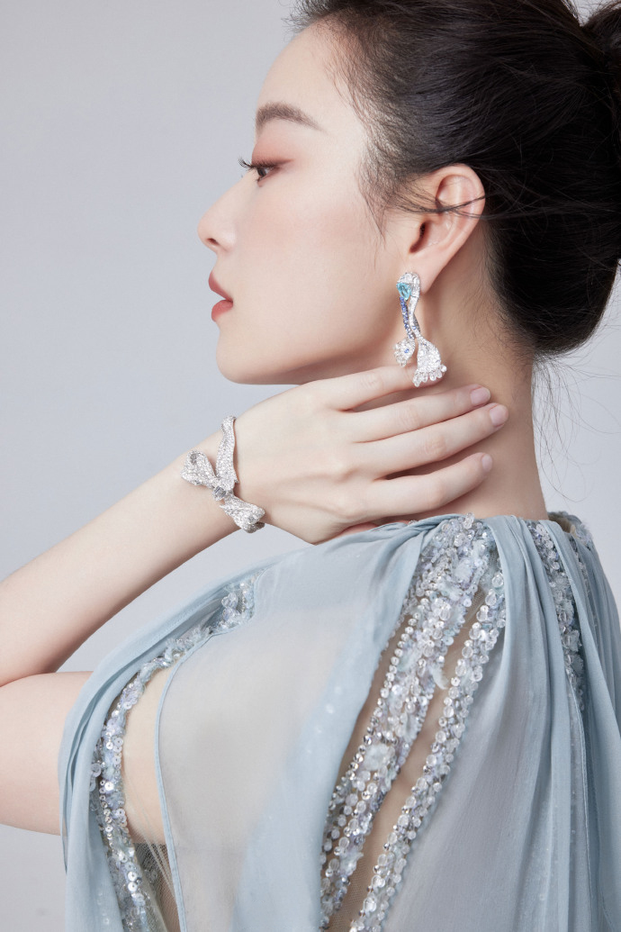 图片[4]-二次元COS分享[明星写真]倪妮身着一袭雅致天青色深V长裙，尽显非凡韵味，面容雕琢得精致无比，即便面对近距离镜头也毫无惧色，展现出超凡脱俗的气质，令人赞叹不已。-二次元COS分享次元吧