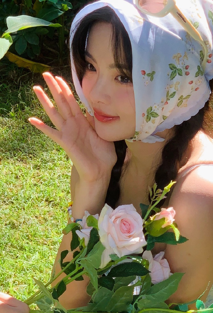 图片[6]-二次元COS分享[明星写真]杨超越身着碎花短裙，搭配俏皮双马尾，尽显青春活力，手捧绚烂花束于阳光下，更显耀眼迷人。-二次元COS分享次元吧