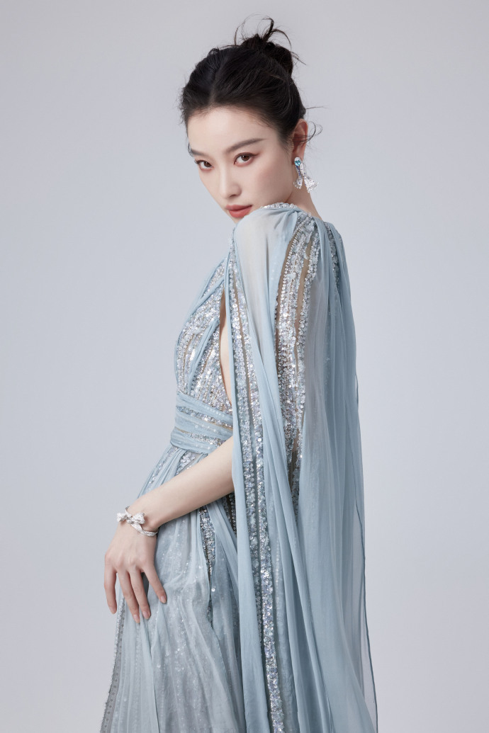 图片[8]-二次元COS分享[明星写真]倪妮身着一袭雅致天青色深V长裙，尽显非凡韵味，面容雕琢得精致无比，即便面对近距离镜头也毫无惧色，展现出超凡脱俗的气质，令人赞叹不已。-二次元COS分享次元吧