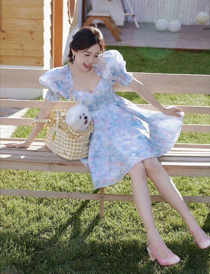 图片[6]-二次元COS分享[明星写真]虞书欣身着精致碎花裙，尽显清新甜美气质。-二次元COS分享次元吧