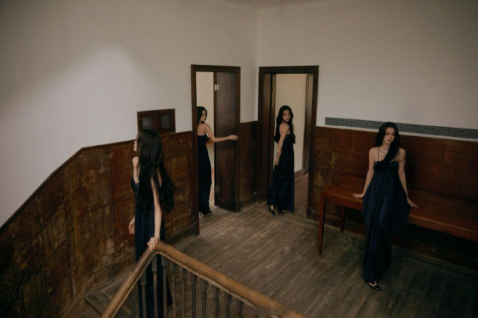 图片[1]-二次元COS分享欧阳娜娜身着优雅吊带长裙，香肩微露，锁骨线条流畅迷人，展现出超越年龄的成熟韵味与性感风情，尽显女性独特魅力与温婉气质。-二次元COS分享次元吧