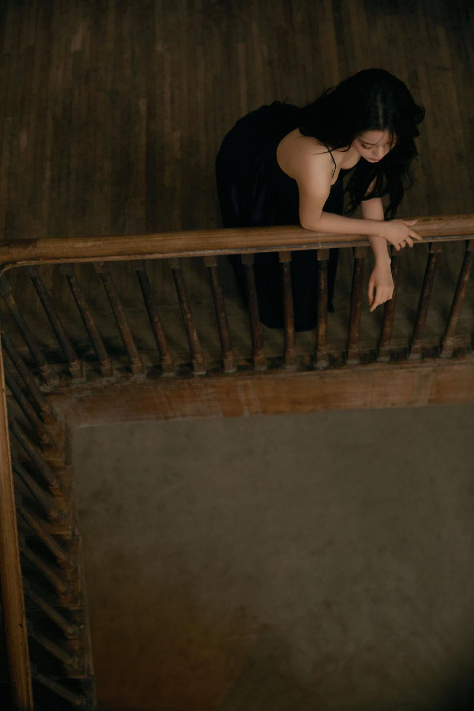 图片[9]-二次元COS分享欧阳娜娜身着优雅吊带长裙，香肩微露，锁骨线条流畅迷人，展现出超越年龄的成熟韵味与性感风情，尽显女性独特魅力与温婉气质。-二次元COS分享次元吧