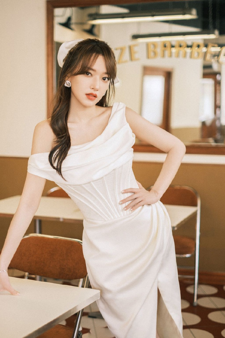 图片[1]-二次元COS分享[明星写真]程潇身着纯白开衩礼服裙，优雅亮相，曼妙身姿中一双修长美腿若隐若现-二次元COS分享次元吧