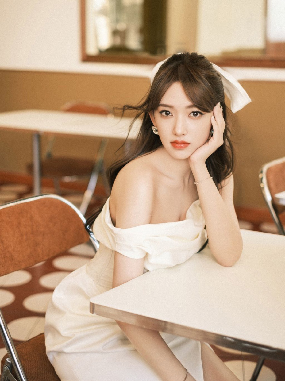 图片[4]-二次元COS分享[明星写真]程潇身着纯白开衩礼服裙，优雅亮相，曼妙身姿中一双修长美腿若隐若现-二次元COS分享次元吧