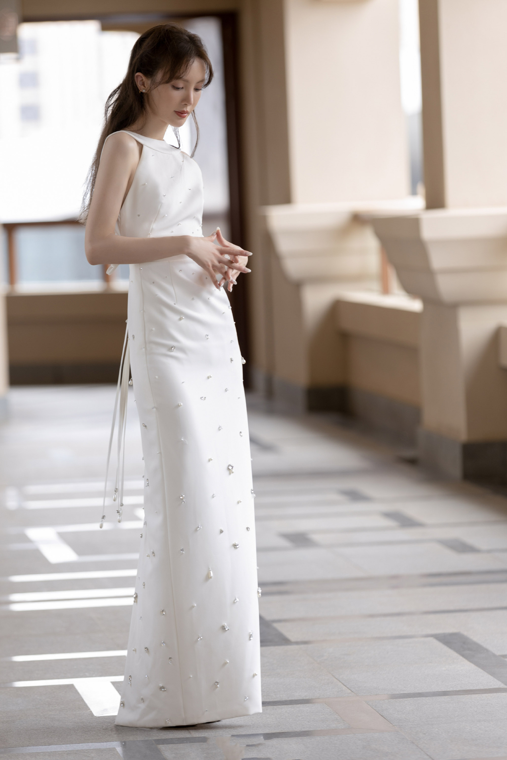 图片[3]-二次元COS分享[明星写真]金晨身着纯白华裳，演绎明丽非凡的瑰丽风姿，光影间尽显绰约之态。-二次元COS分享次元吧