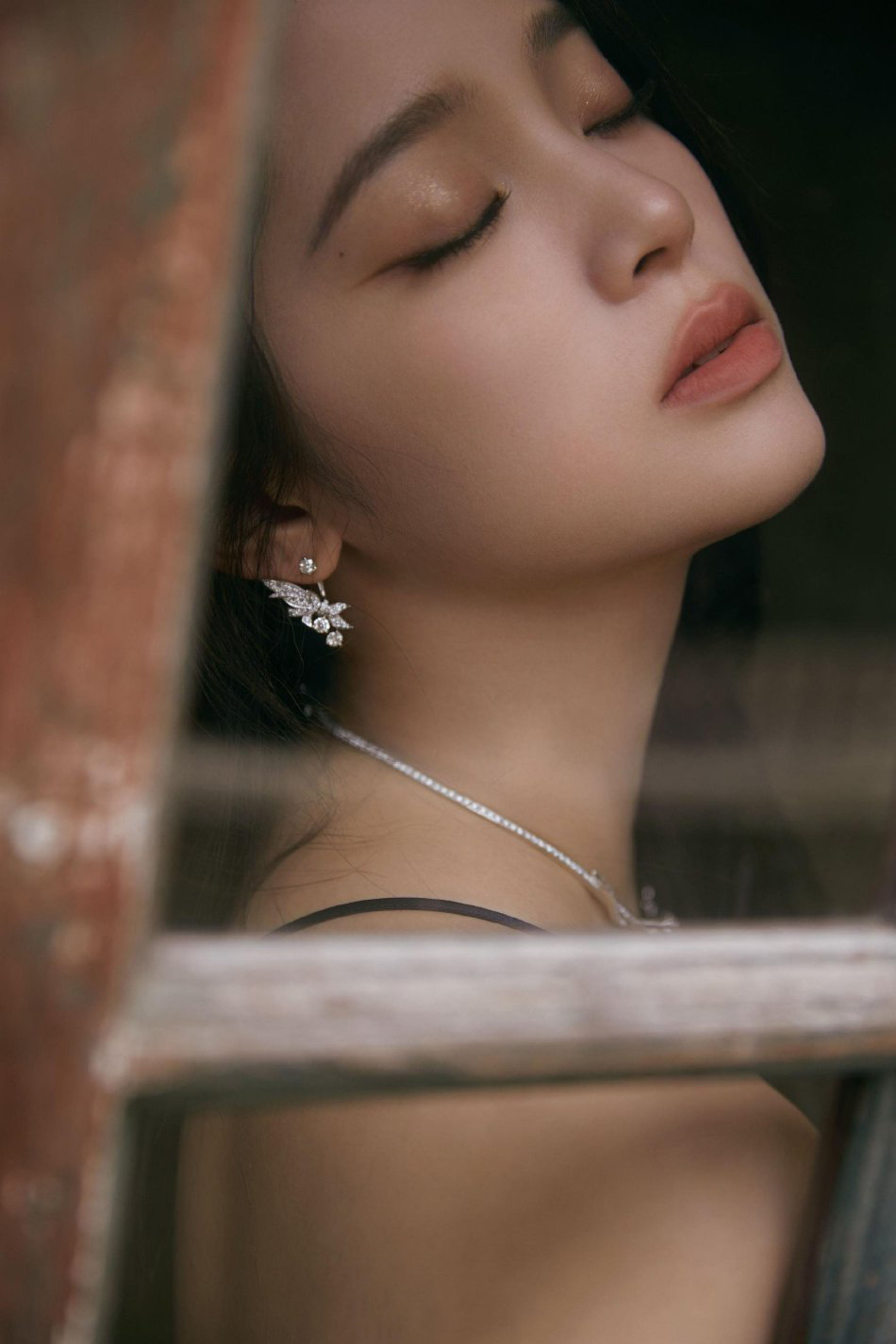 图片[5]-二次元COS分享欧阳娜娜身着优雅吊带长裙，香肩微露，锁骨线条流畅迷人，展现出超越年龄的成熟韵味与性感风情，尽显女性独特魅力与温婉气质。-二次元COS分享次元吧