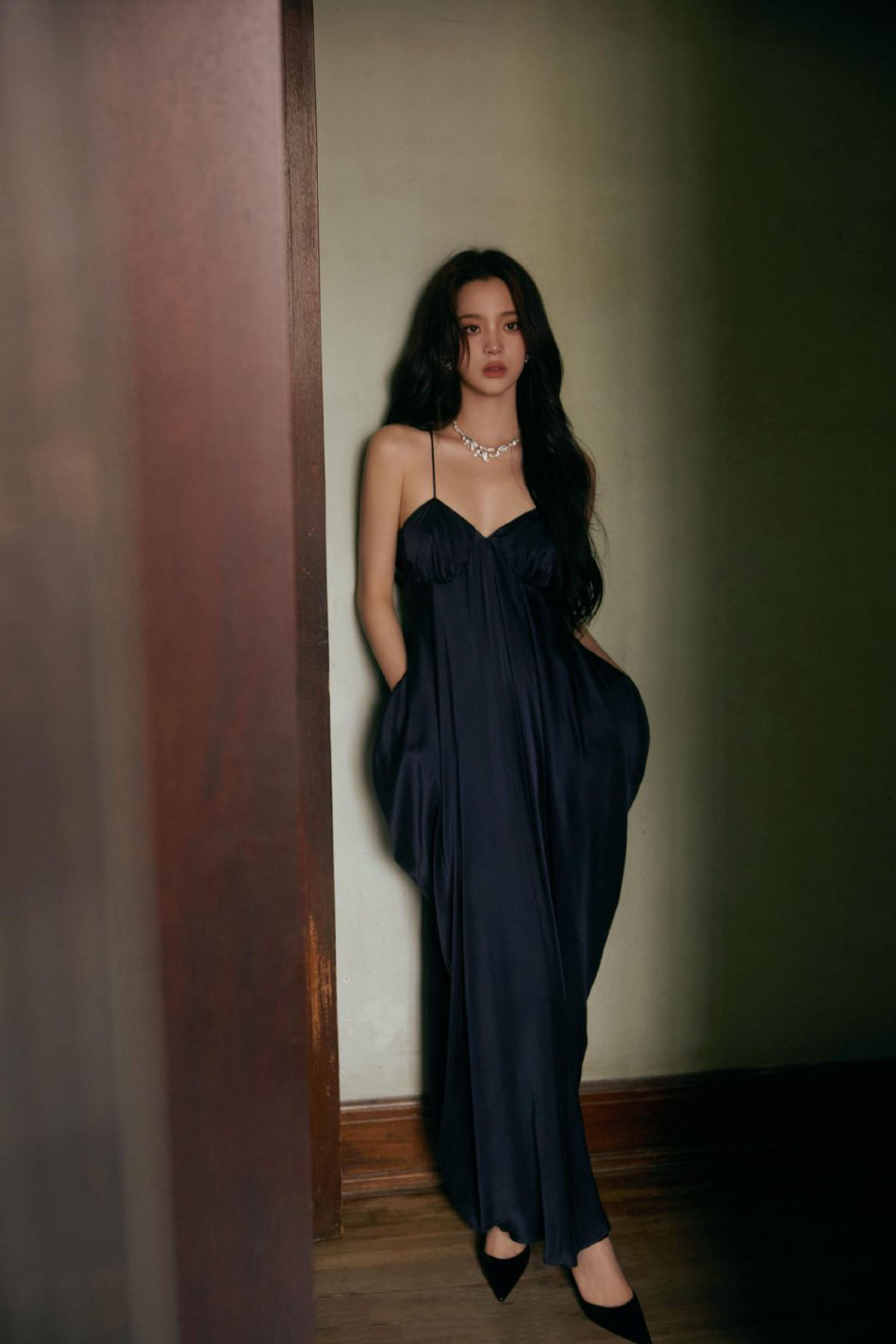 图片[10]-二次元COS分享欧阳娜娜身着优雅吊带长裙，香肩微露，锁骨线条流畅迷人，展现出超越年龄的成熟韵味与性感风情，尽显女性独特魅力与温婉气质。-二次元COS分享次元吧