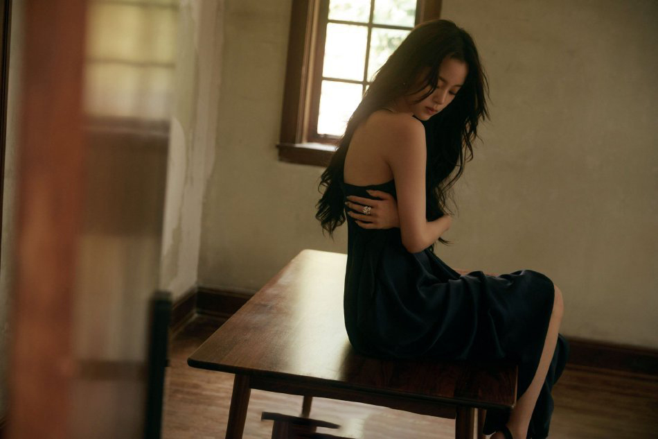 图片[3]-二次元COS分享欧阳娜娜身着优雅吊带长裙，香肩微露，锁骨线条流畅迷人，展现出超越年龄的成熟韵味与性感风情，尽显女性独特魅力与温婉气质。-二次元COS分享次元吧