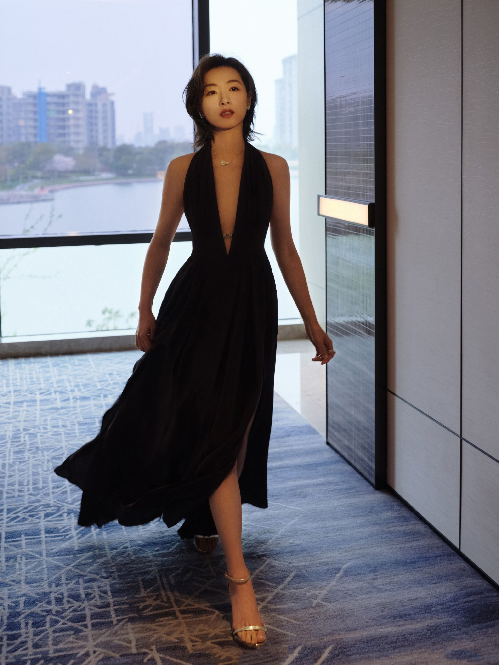 图片[4]-二次元COS分享[明星写真]万茜优雅驾驭咖色深邃露背长裙，轻盈展现非凡魅力-二次元COS分享次元吧