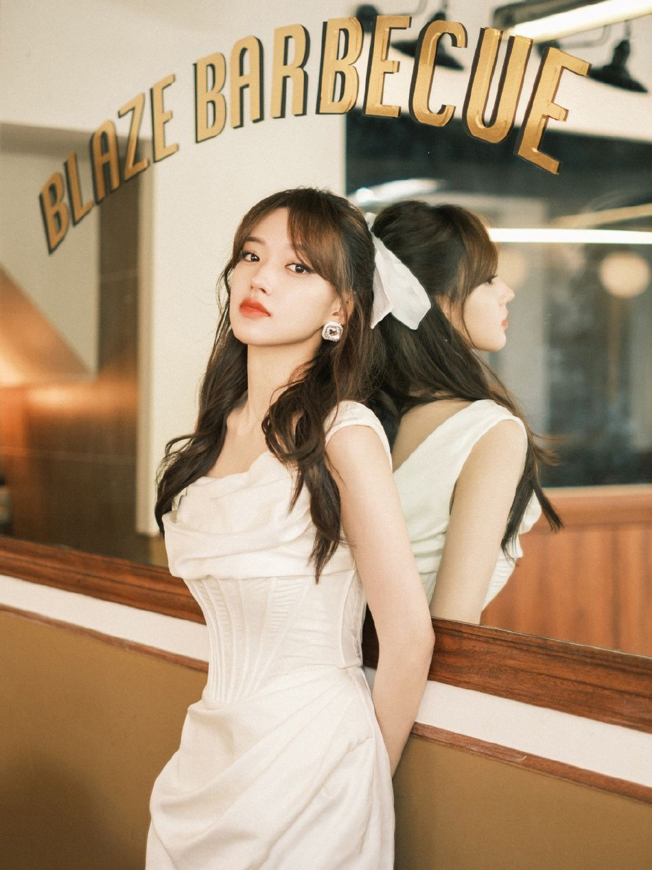 图片[3]-二次元COS分享[明星写真]程潇身着纯白开衩礼服裙，优雅亮相，曼妙身姿中一双修长美腿若隐若现-二次元COS分享次元吧