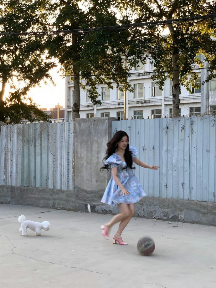 图片[2]-二次元COS分享[明星写真]虞书欣身着精致碎花裙，尽显清新甜美气质。-二次元COS分享次元吧