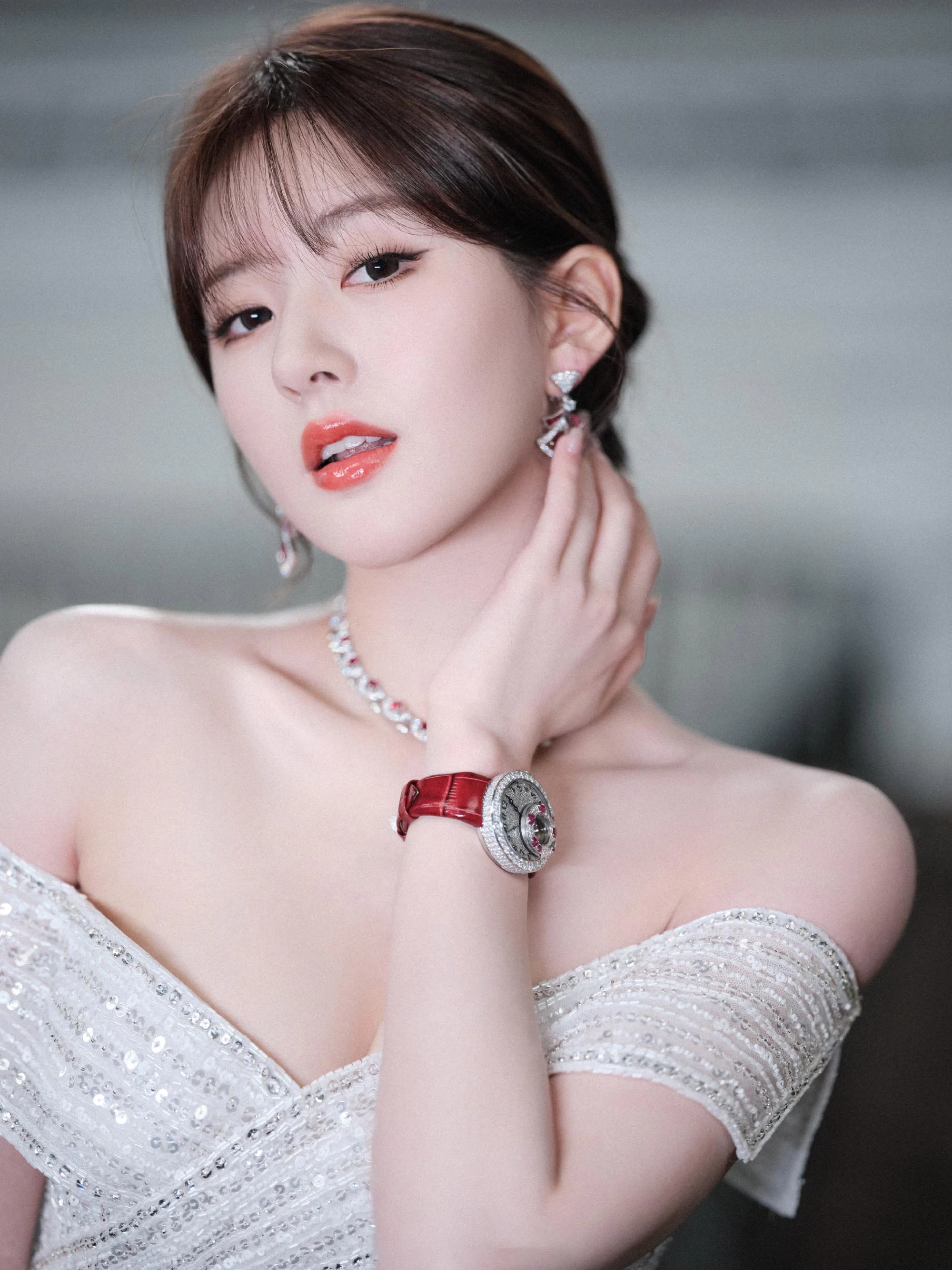 图片[6]-二次元COS分享[明星写真]赵露思身着深V白色亮片长裙，尽显美丽与优雅气质。-二次元COS分享次元吧