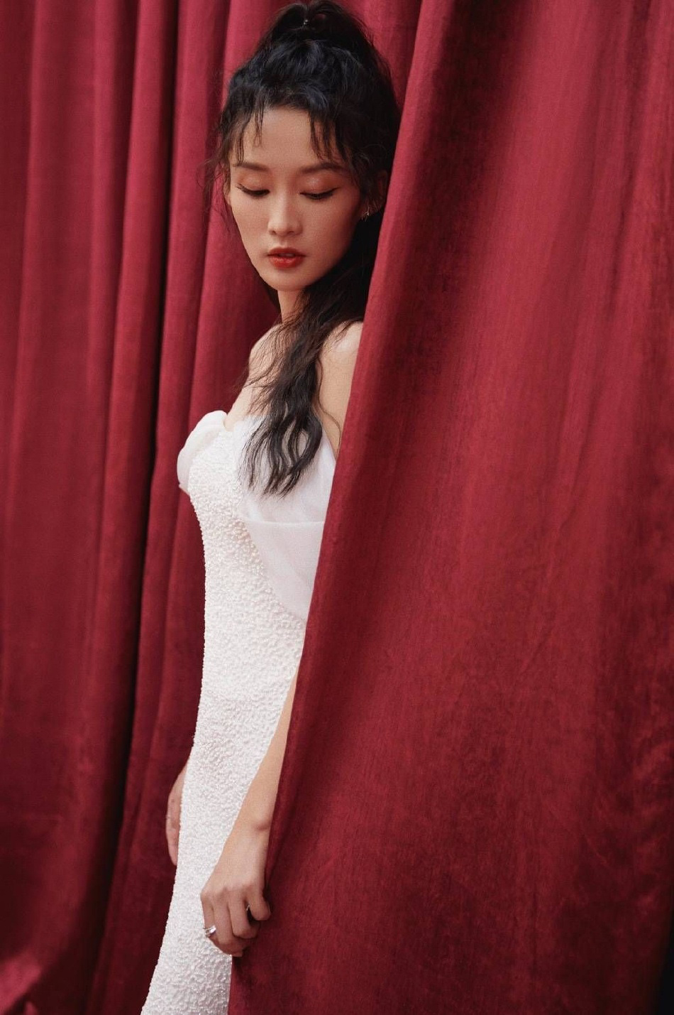 图片[4]-二次元COS分享[明星写真]李沁身着一袭纯白抹胸紧身长裙，优雅地展现出迷人的锁骨线条-二次元COS分享次元吧