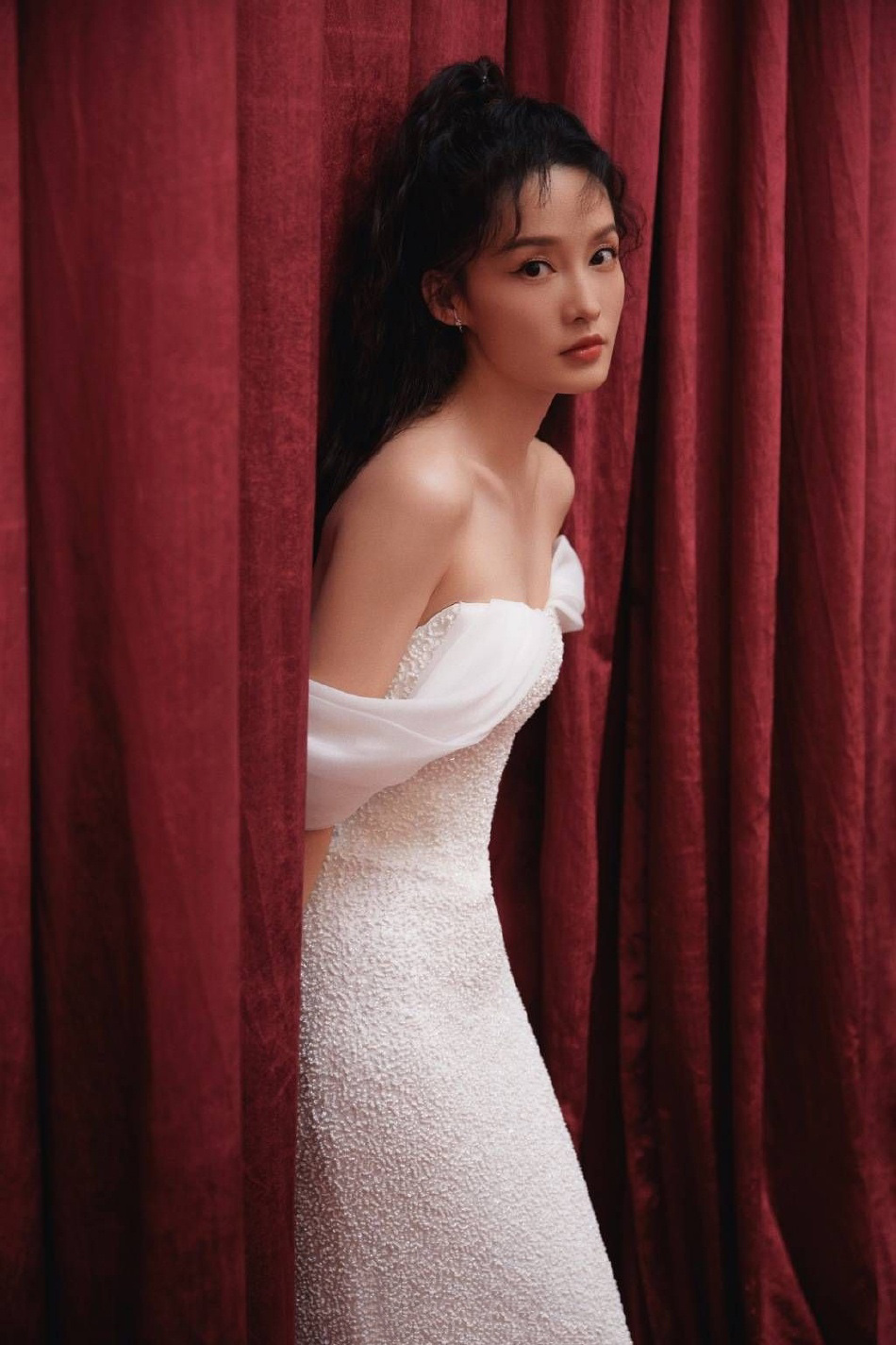 图片[3]-二次元COS分享[明星写真]李沁身着一袭纯白抹胸紧身长裙，优雅地展现出迷人的锁骨线条-二次元COS分享次元吧