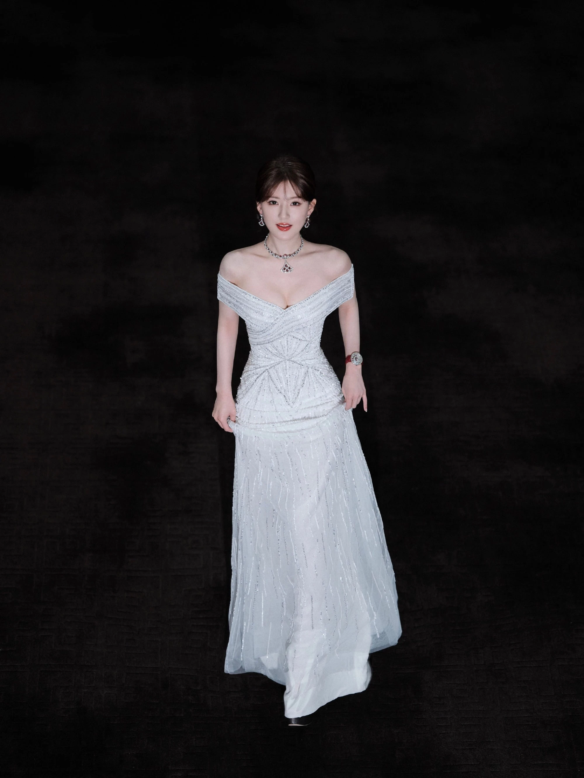 图片[7]-二次元COS分享[明星写真]赵露思身着深V白色亮片长裙，尽显美丽与优雅气质。-二次元COS分享次元吧