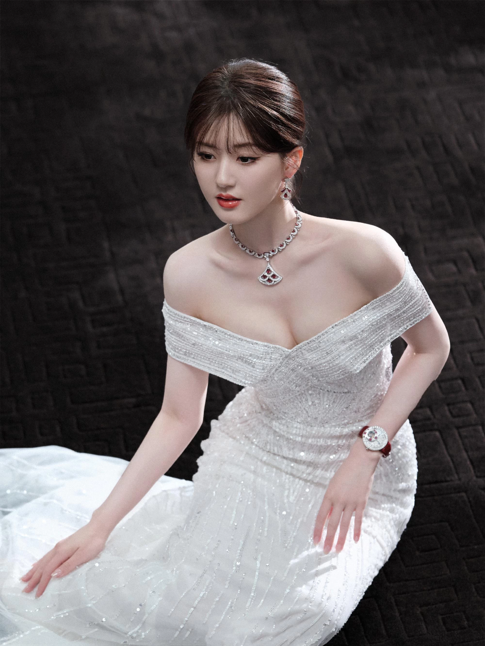 图片[3]-二次元COS分享[明星写真]赵露思身着深V白色亮片长裙，尽显美丽与优雅气质。-二次元COS分享次元吧