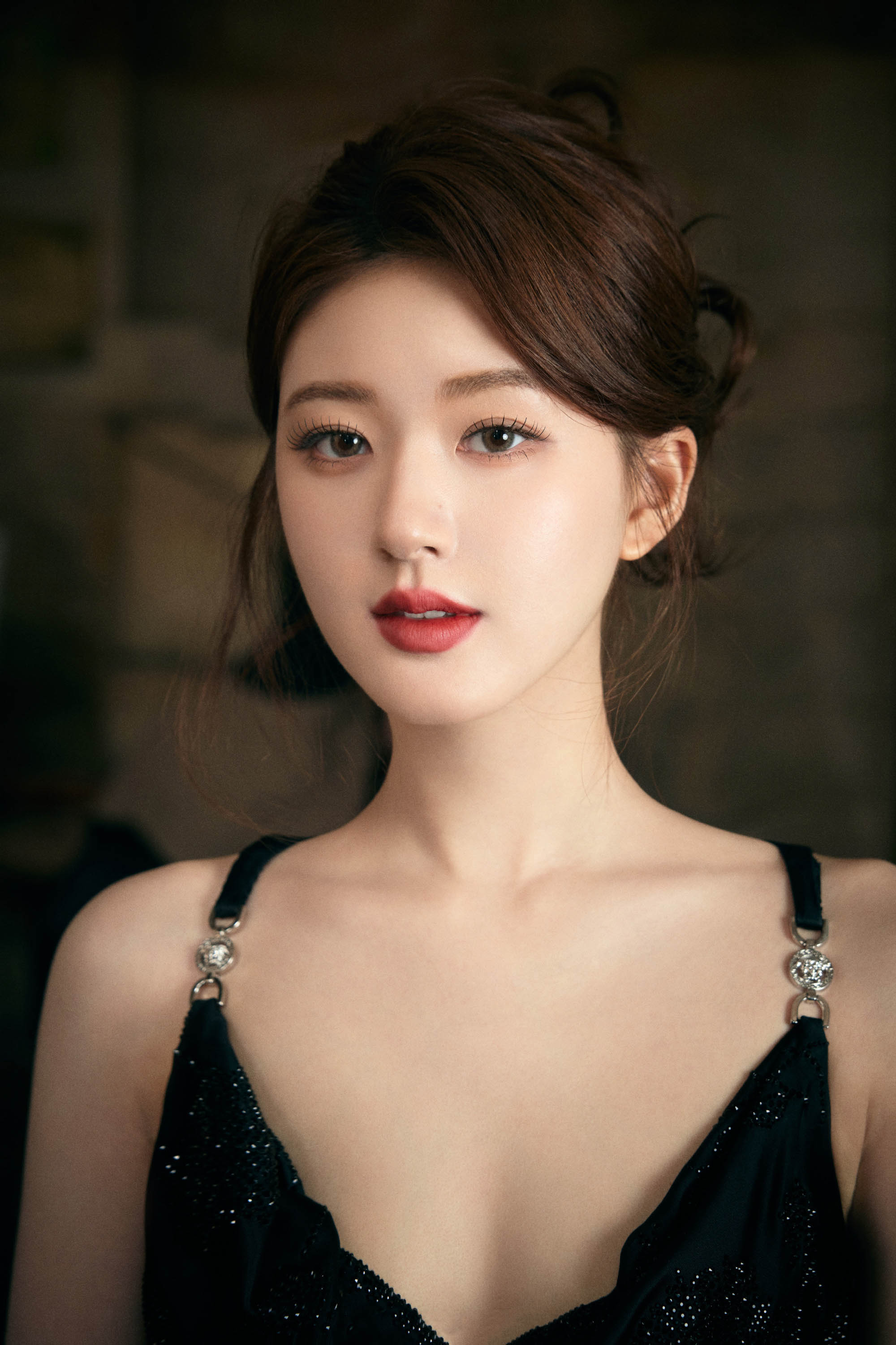 图片[9]-二次元COS分享[明星写真]赵露思一袭黑色吊带长裙勾勒出曼妙身姿，尽显无尽魅力。-二次元COS分享次元吧