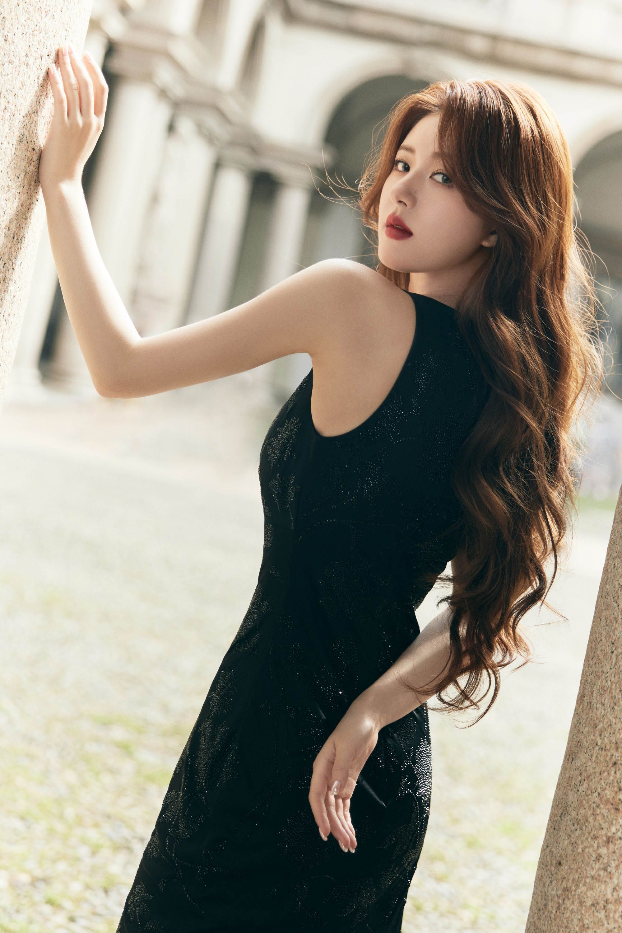 图片[3]-二次元COS分享[明星写真]赵露思一袭黑色吊带长裙勾勒出曼妙身姿，尽显无尽魅力。-二次元COS分享次元吧