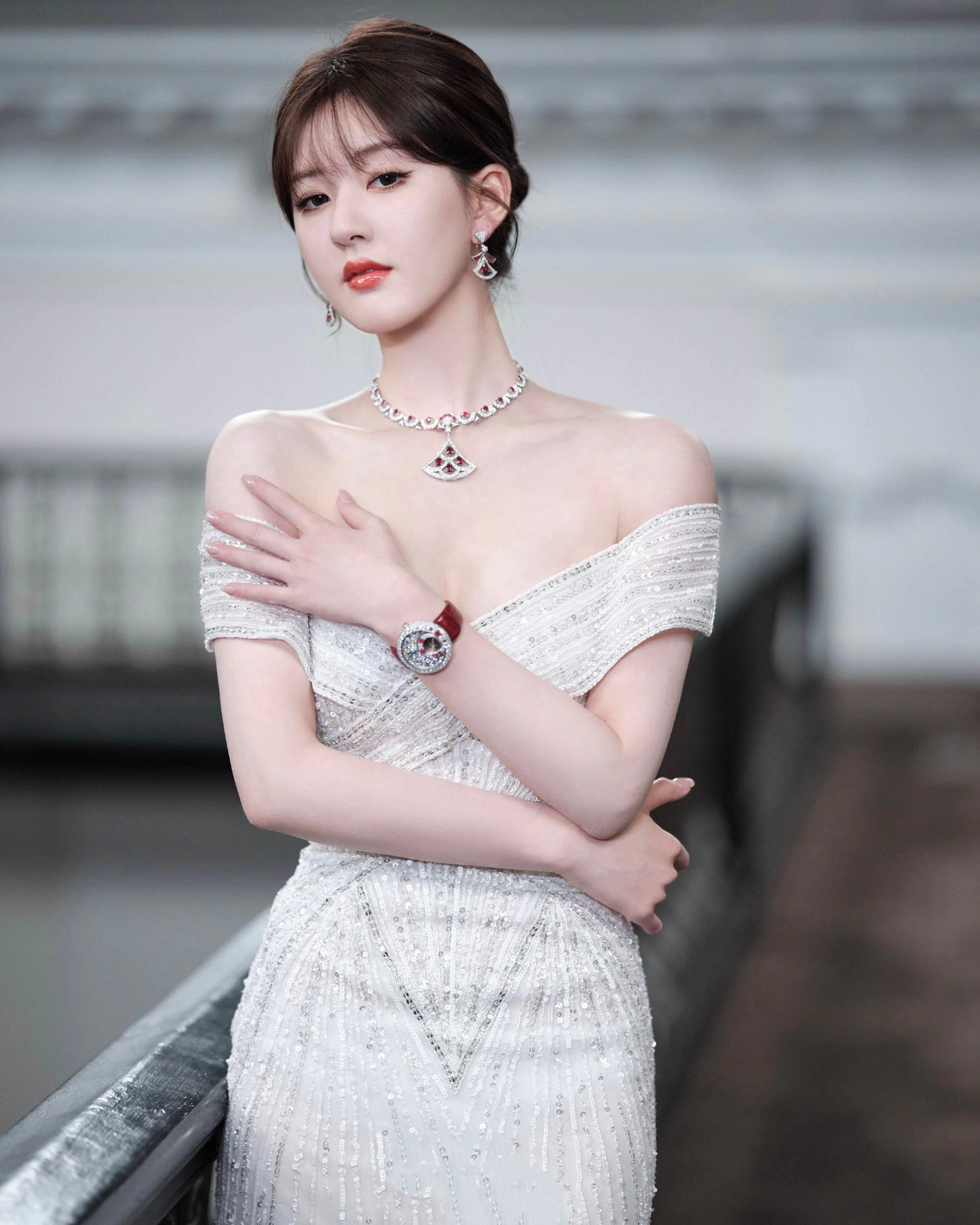 图片[5]-二次元COS分享[明星写真]赵露思身着深V白色亮片长裙，尽显美丽与优雅气质。-二次元COS分享次元吧