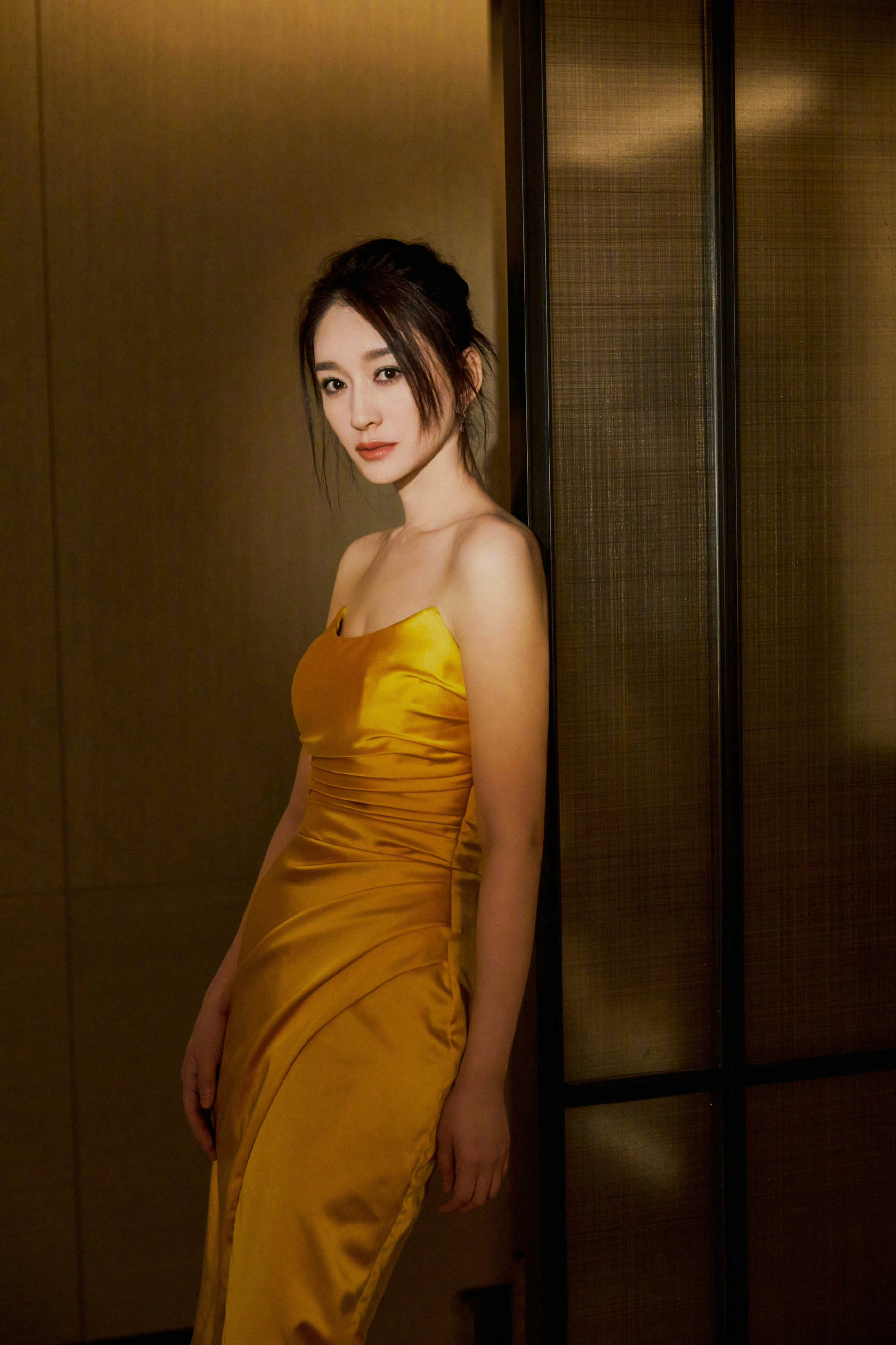 图片[5]-二次元COS分享[明星写真]李小冉身着金色抹胸裙的形象，无疑展现了她优雅自信、性感火辣的一面。-二次元COS分享次元吧