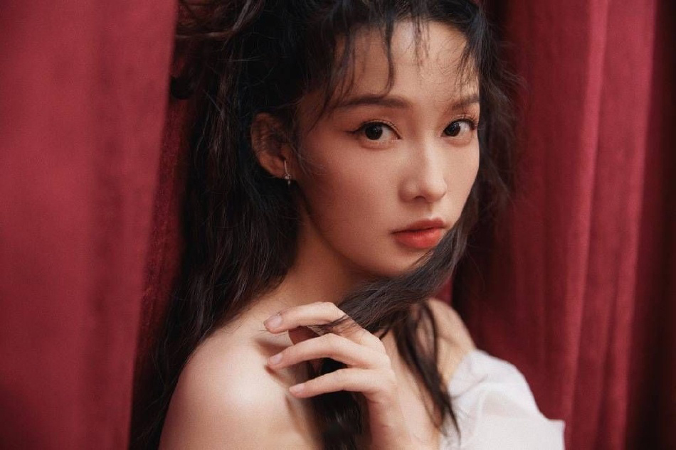 图片[2]-二次元COS分享[明星写真]李沁身着一袭纯白抹胸紧身长裙，优雅地展现出迷人的锁骨线条-二次元COS分享次元吧