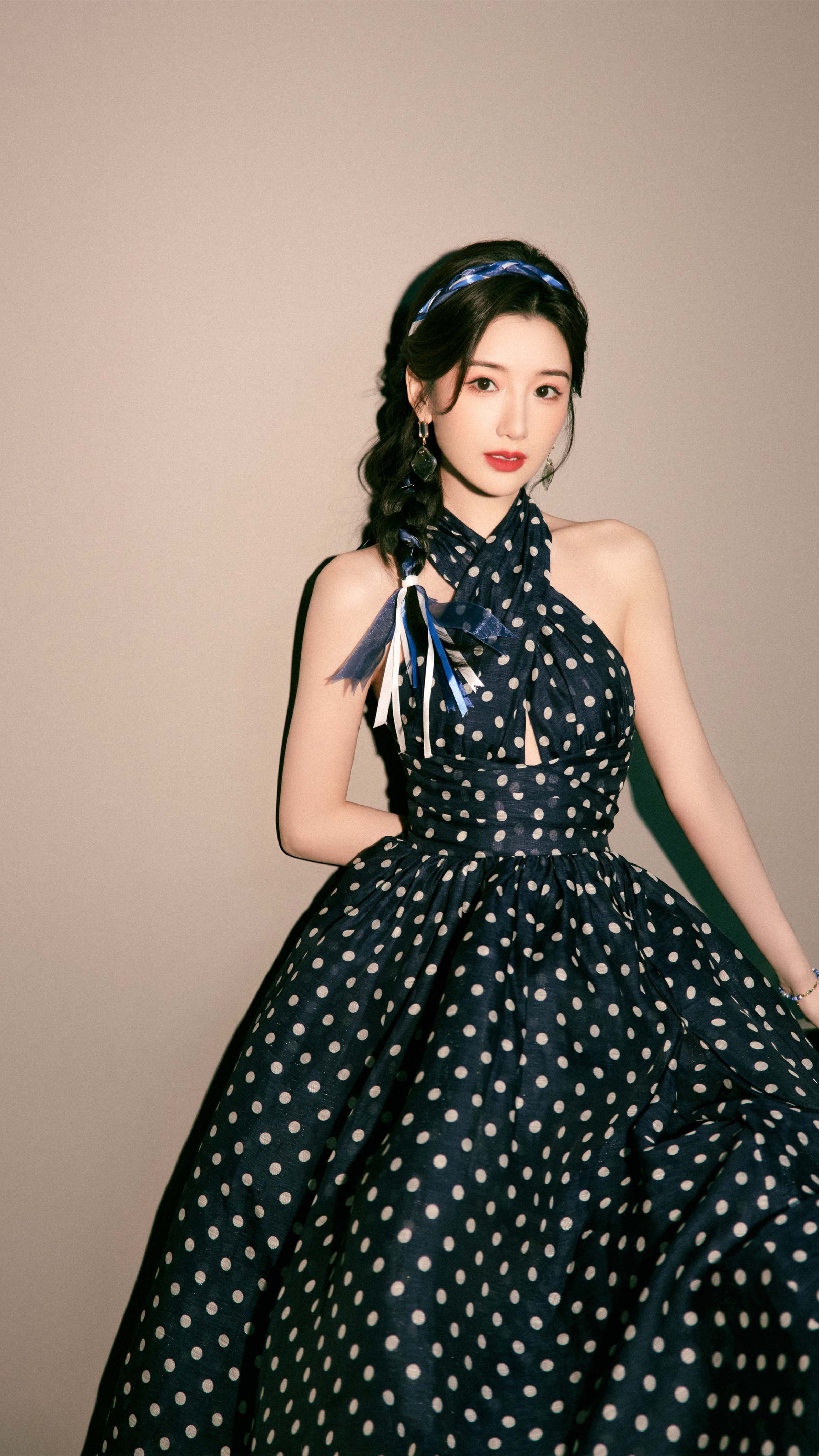 图片[2]-二次元COS分享[明星写真]毛晓彤身着甜美波点裙，尽显优雅气质。-二次元COS分享次元吧