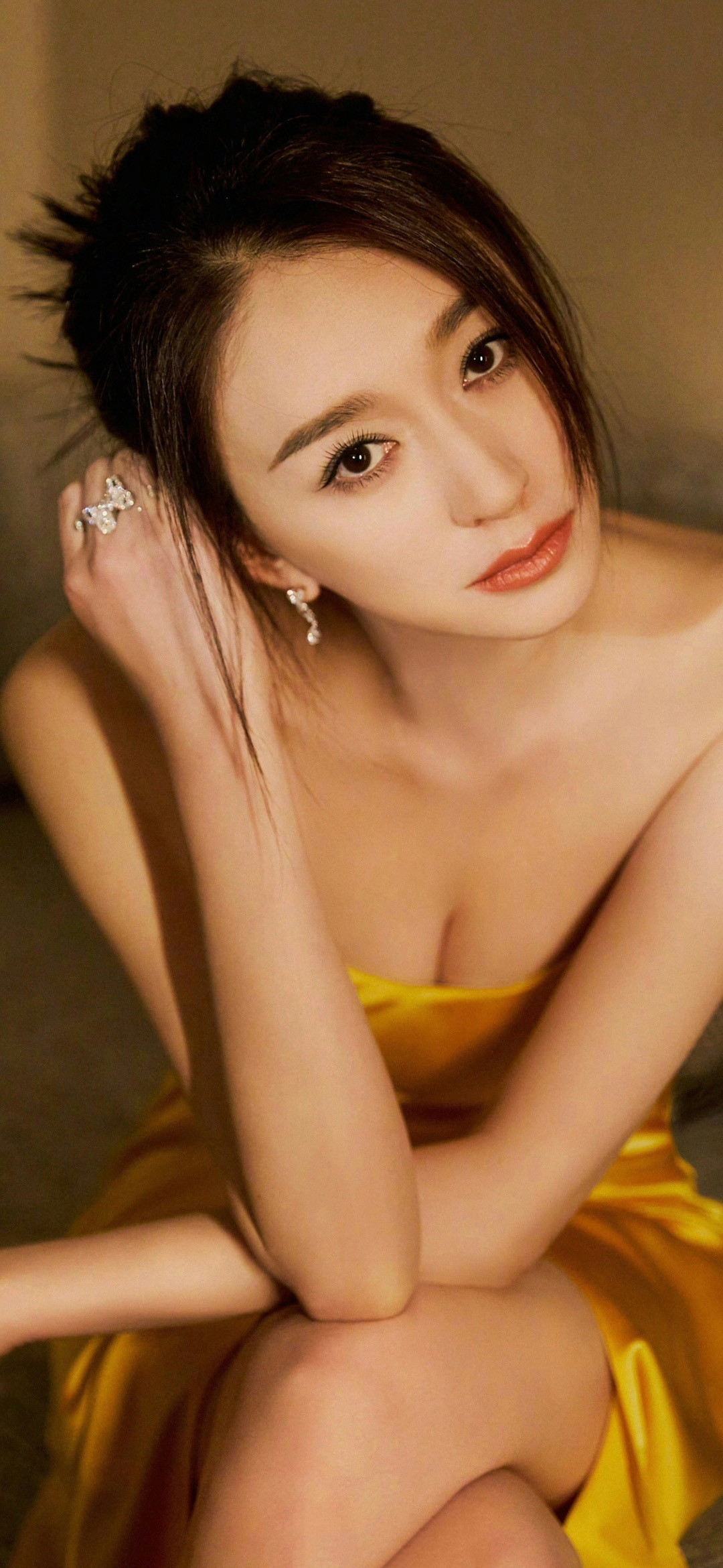 图片[3]-二次元COS分享[明星写真]李小冉身着金色抹胸裙的形象，无疑展现了她优雅自信、性感火辣的一面。-二次元COS分享次元吧