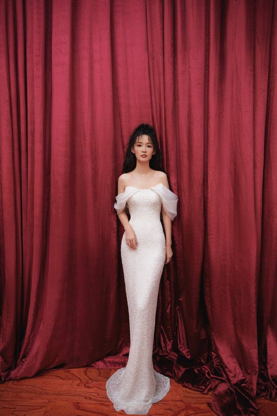 图片[6]-二次元COS分享[明星写真]李沁身着一袭纯白抹胸紧身长裙，优雅地展现出迷人的锁骨线条-二次元COS分享次元吧