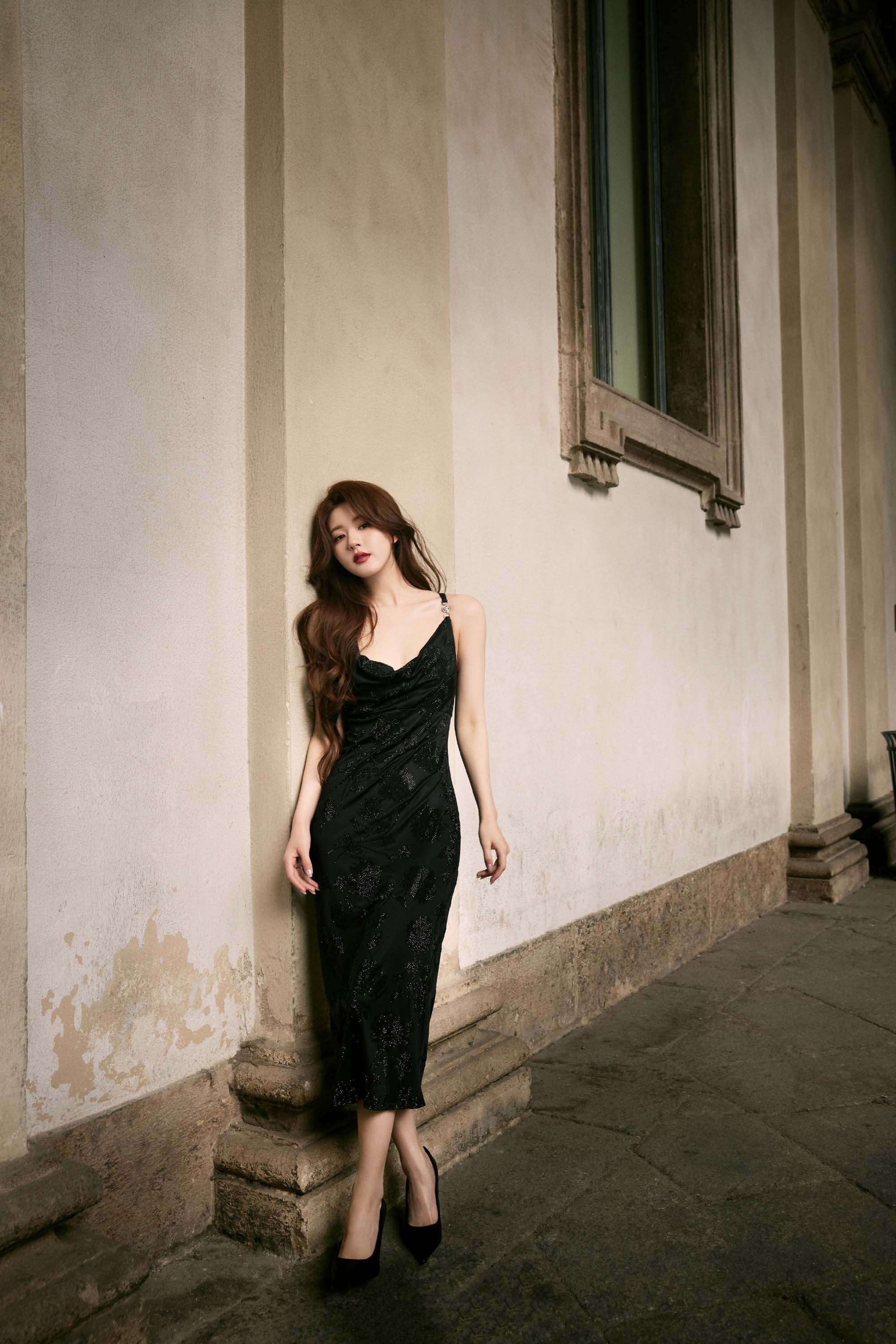 图片[4]-二次元COS分享[明星写真]赵露思一袭黑色吊带长裙勾勒出曼妙身姿，尽显无尽魅力。-二次元COS分享次元吧